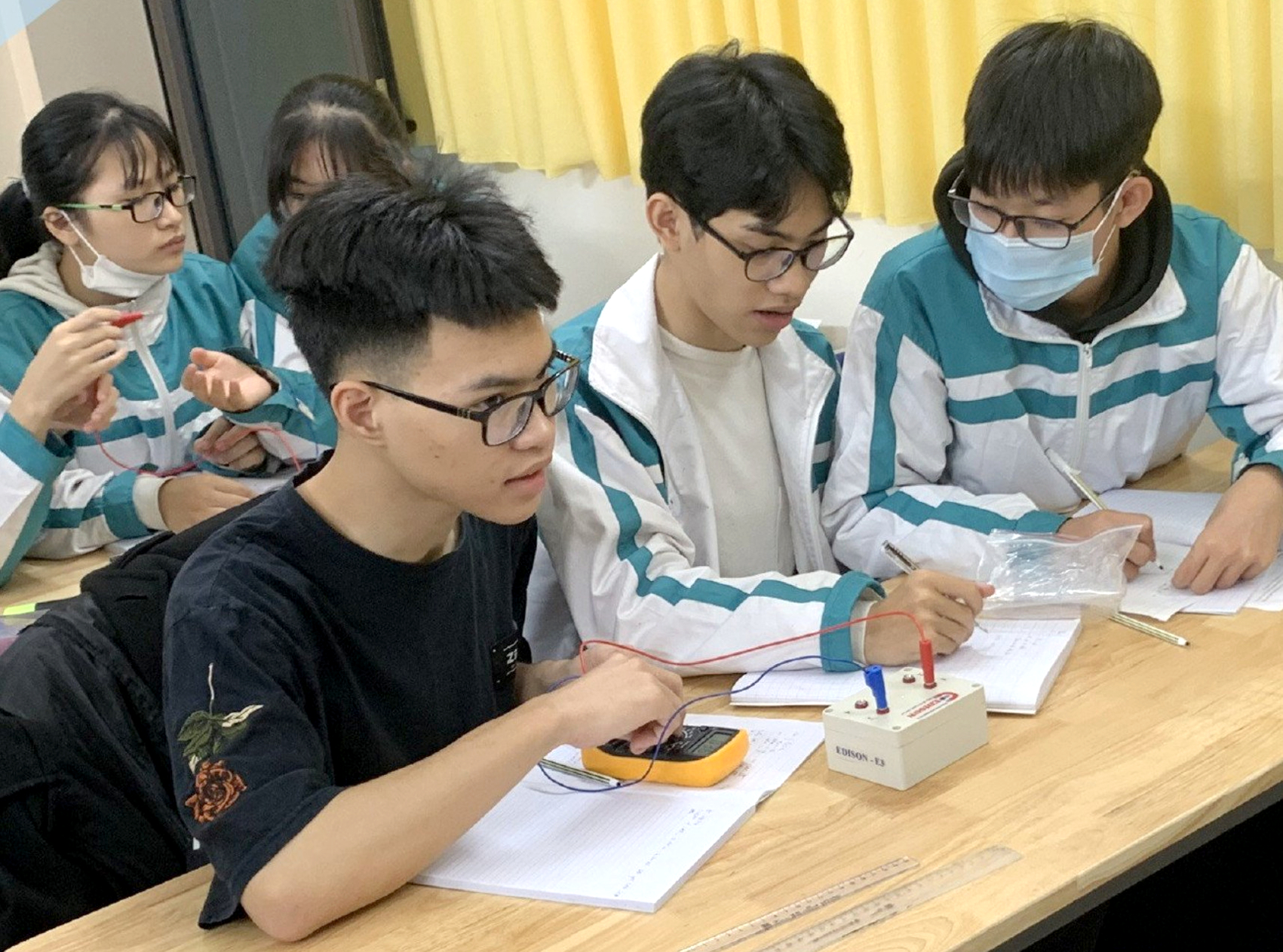 Giờ học thực hành của học sinh Ninh Bình ở một trung tâm giáo dục - ẢNH: N.M.T