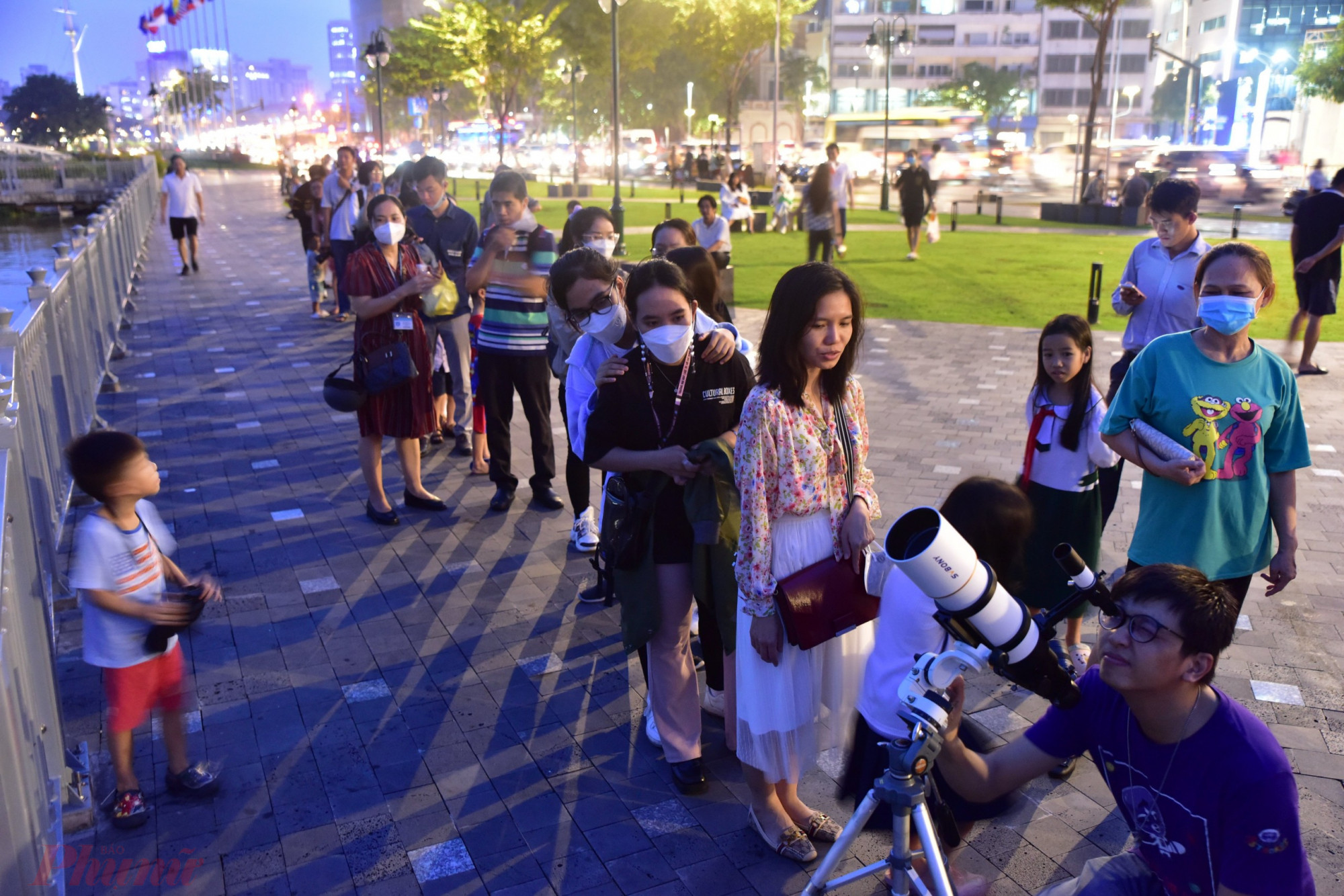Khu vực công viên bên bờ sông Sài Gòn này có rất đông người dân, đặc biệt là các bạn trẻ chuẩn bị ngắm nguyệt thực hướng Khu đô thị mới Thủ Thiêm. Các thành viên CLB Thiên văn nghiệp dư (HAAC) tập trung về đây, mang theo kính thiên văn, ống nhòm tổ chức cho người dân quan sát hình ảnh “trăng máu”. Có khá đông trẻ em tỏ ra thích thú thử kính thiên văn, ống nhòm của CLB trước giờ xuất hiện nguyệt thực toàn phần tại TP.HCM.