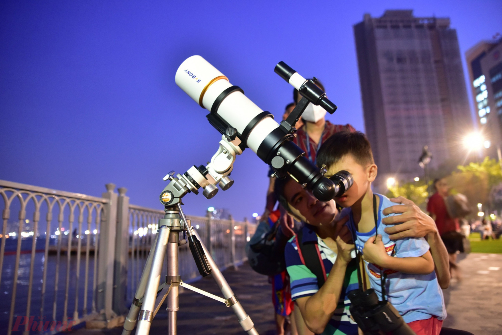 Người dân có thể quan sát hiện tượng nguyệt thực toàn phần bằng mắt thường. Nếu sử dụng thêm những chiếc kính thiên văn phổ thông hay ống nhòm quan sát thì xem được đẹp hơn.