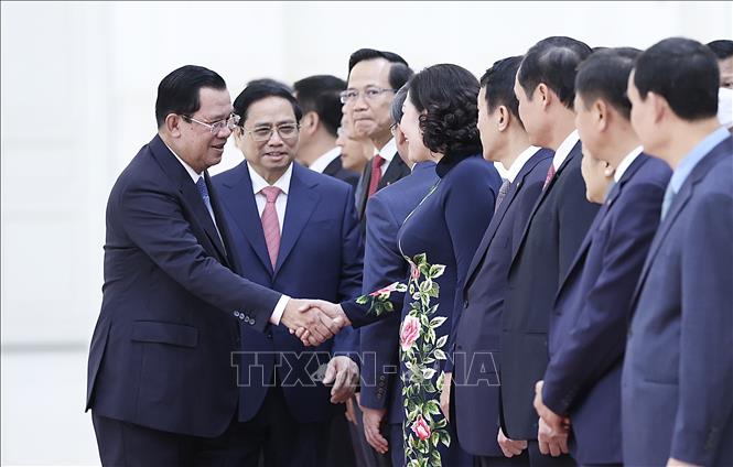 Thủ tướng Phạm Minh Chính giới thiệu với Thủ tướng Vương quốc Campuchia Samdech Techo Hun Sen các thành viên Đoàn đại biểu Chính phủ Việt Nam. Ảnh: Dương Giang/TTXVN