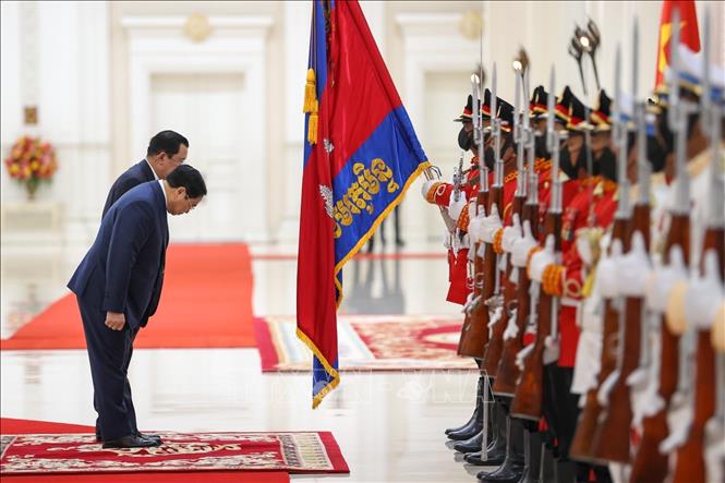 Thủ tướng Phạm Minh Chính và Thủ tướng Vương quốc Campuchia Samdech Techo Hun Sen duyệt đội danh dự Quân đội Hoàng gia Campuchia. Ảnh: Dương Giang/TTXVN