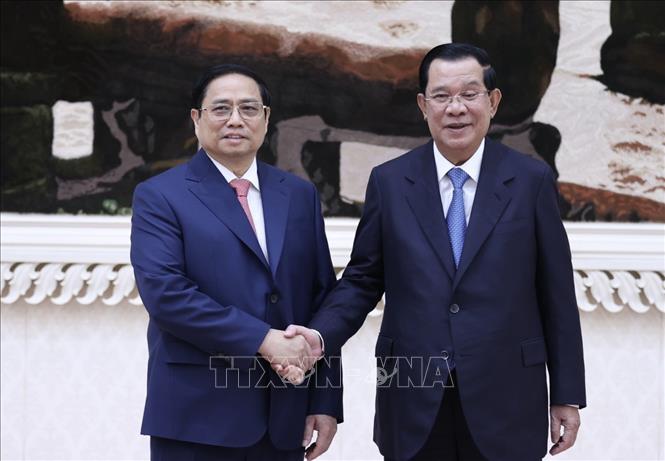 Thủ tướng Vương quốc Campuchia Samdech Techo Hun Sen và Thủ tướng Phạm Minh Chính tại lễ đón. Ảnh: Dương Giang/TTXVN