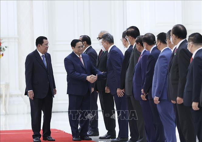 Thủ tướng Vương quốc Campuchia Samdech Techo Hun Sen giới thiệu với Thủ tướng Phạm Minh Chính thành viên Đoàn đại biểu Chính phủ Campuchia. Ảnh: Dương Giang/TTXVN
