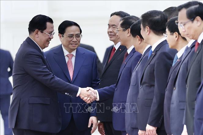 Thủ tướng Phạm Minh Chính giới thiệu với Thủ tướng Vương quốc Campuchia Samdech Techo Hun Sen các thành viên Đoàn đại biểu Chính phủ Việt Nam. Ảnh: Dương Giang/TTXVN