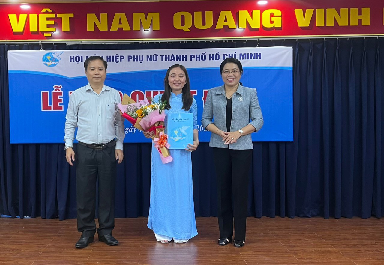 Bà Nguyễn Huỳnh Như Oanh (giữa) nhận quyết định bổ nhiệm