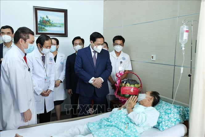 Thủ tướng Phạm Minh Chính thăm bệnh nhân đang điều trị tại Bệnh viện Chợ Rẫy - Phnom Penh