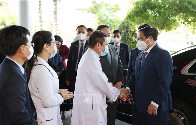 Thủ tướng Phạm Minh Chính đến thăm Bệnh viện Chợ Rẫy - Phnom Penh. Ảnh: Dương Giang/TTXVN