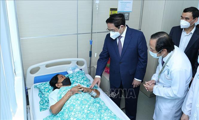 Thủ tướng Phạm Minh Chính thăm bệnh nhân đang điều trị tại Bệnh viện Chợ Rẫy - Phnom Penh. Ảnh: Dương Giang/TTXVN
