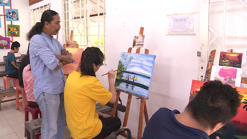 Lớp dạy vẽ cho trẻ em khuyết tật của họa sĩ Nguyễn Văn Hoàng.