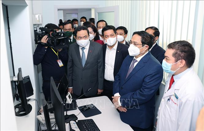 Thủ tướng Phạm Minh Chính tham quan cơ sở vật chất, trang thiết bị của Bệnh viện Chợ Rẫy - Phnom Penh. Ảnh: Dương Giang/TTXVN