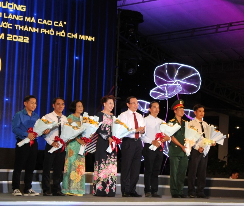 Bí thư Thành ủy TPHCM Nguyễn Văn Nên tặng hoa các gương giao lưu tại lễ tuyên dương.