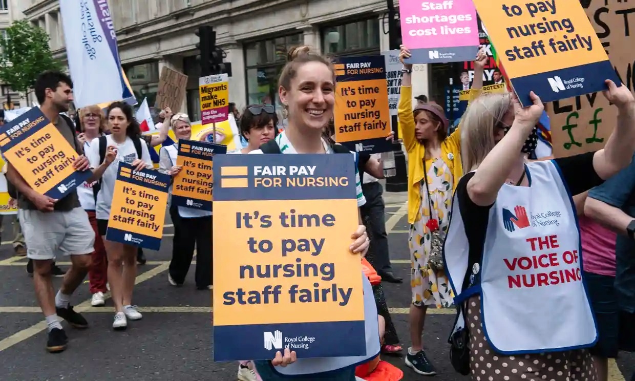 Lần đầu tiên trong lịch sử, các y tá đã bỏ phiếu đồng thuận về việc tổ chức các cuộc đình công trên khắp nước Anh để theo đuổi một thỏa thuận trả lương tốt hơn. Động thái dự kiến sẽ làm gián đoạn nghiêm trọng dịch vụ chăm sóc sức khỏe công cộng