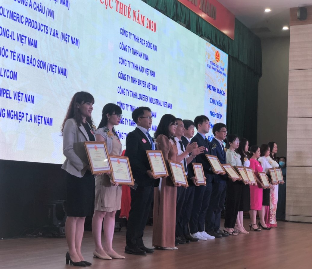 Nestlé Việt Nam nhận bằng khen từ Cục thuế Đồng Nai ngày 8/11/2022 - Ảnh: Nestle