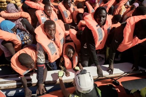 Hàng người dân Bắc Phi bất chấp nguy hiểm, cố gắng vượt biển vào châu Âu.