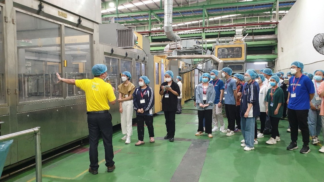 Đoàn sinh viên được tham quan thực tế dây chuyền sản xuất của nhà máy - Ảnh: THP