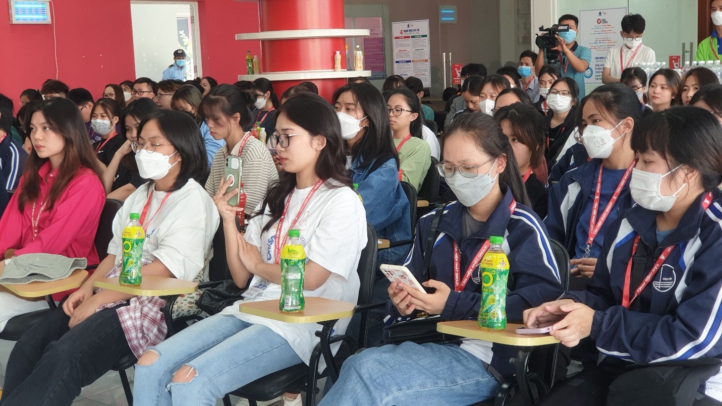 Trường đại học Khoa học Tự nhiên ĐHQG Hà Nội tham quan nhà máy Number One Hà Nam ngày 4/11 - Ảnh: THP
