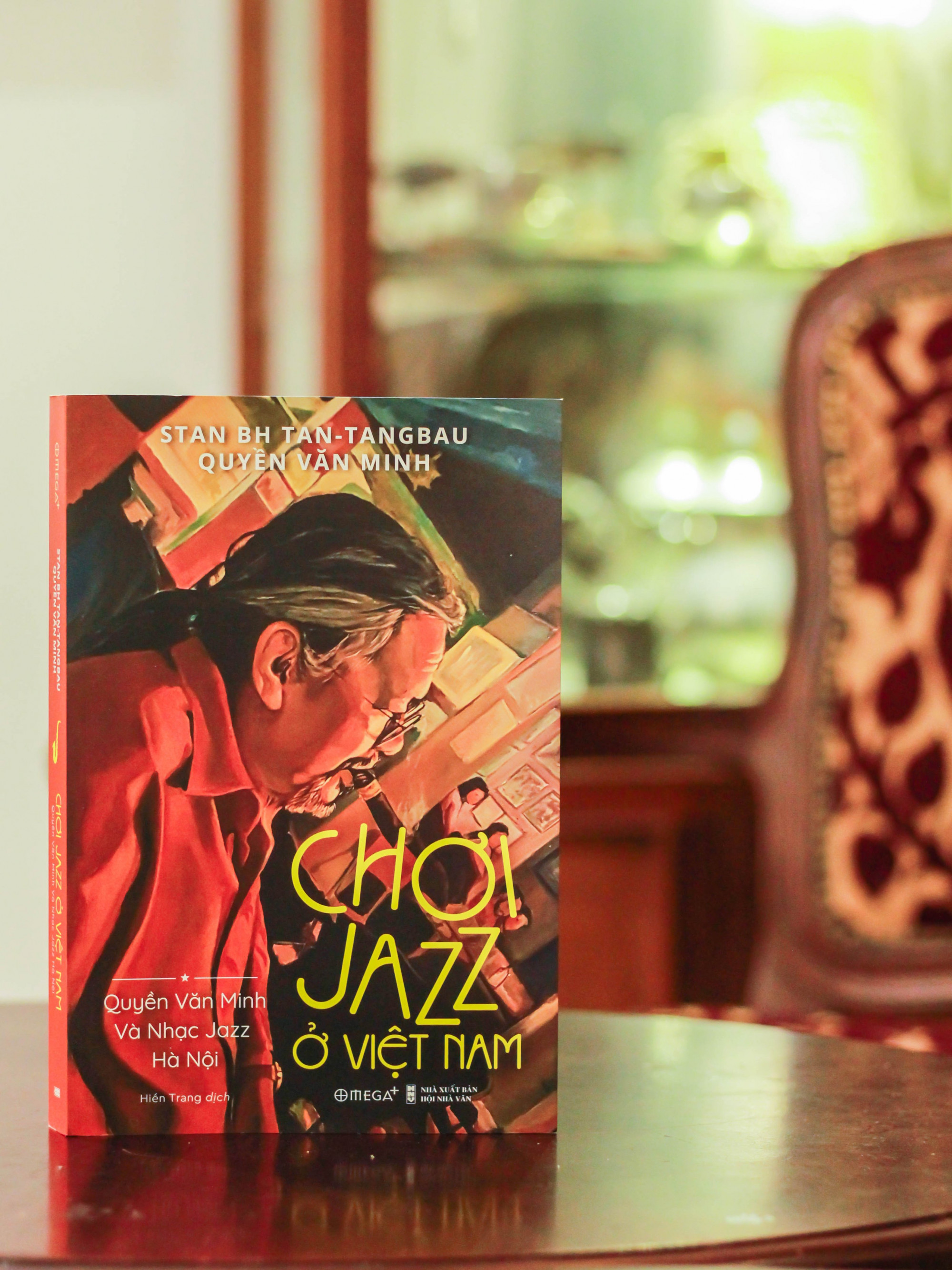 Trang bìa cuốn Chơi jazz ở Việt Nam: Quyền Văn Minh và nhạc jazz Hà Nội