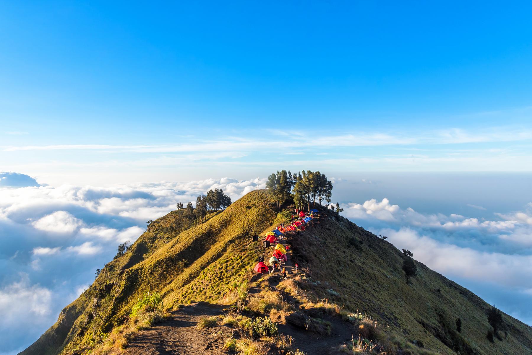 Núi Rinjani, Indonesia  4/4 _ _ Chuyến đi bộ này không dành cho những người yếu tim. Ngọn núi lửa đang hoạt động cao thứ hai ở Indonesia có độ cao khổng lồ 3.726m, có thể chinh phục trong ba ngày xen kẽ giữa những dặm dễ dàng trên địa hình bằng phẳng và những khe núi dốc trên đất giàu núi lửa, cũng như đá rời. Như mọi khi, thể lực là điều bắt buộc - đối với chuyến đi bộ này, kinh nghiệm kỹ thuật cũng sẽ là một lợi ích để ngăn chặn bất kỳ sự cố tràn nào khó chịu cho những người chưa quen. Hoàn thành chuyến đi đầy gian khổ và được thưởng bằng các điểm tham quan và mùi vị độc đáo (ahem, mùi lưu huỳnh luôn tồn tại) - chẳng hạn như tầm nhìn chỉ huy về một miệng núi lửa đầy nước tuyệt đẹp.