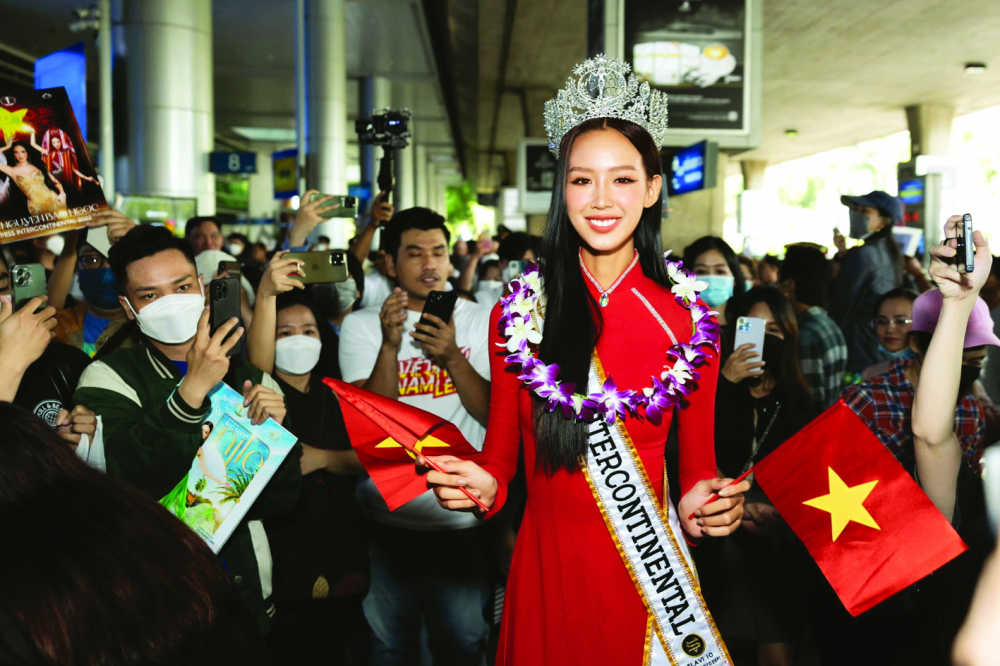 Bảo Ngọc được khán giả chào đón khi về nước, sau khi giành chiến thắng ở cuộc thi Hoa hậu Liên lục địa 2022 - ẢNH: SEN VÀNG
