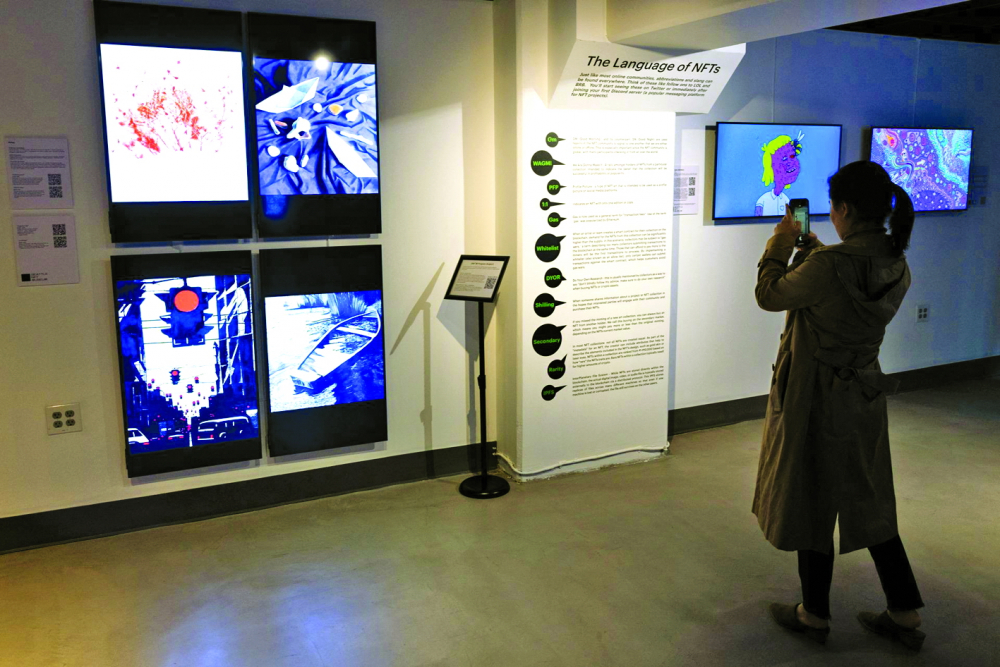 Một sự kiện triển lãm mỹ thuật NFT tại bảo tàng NFT Seattle - ẢNH: REUTERS