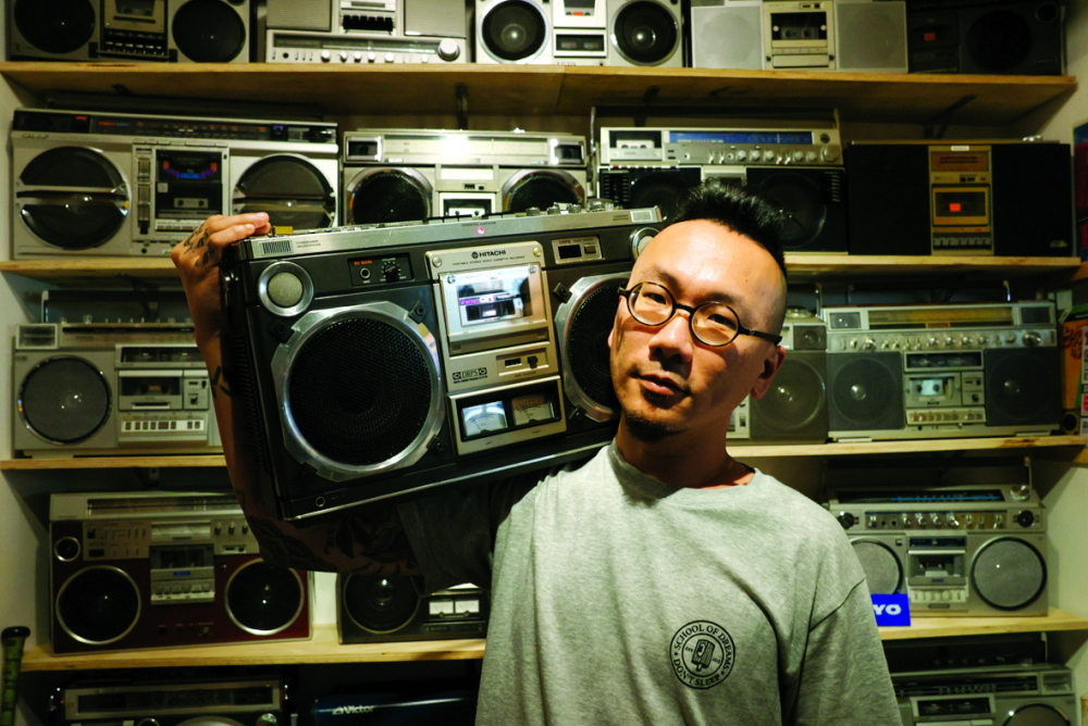 Anh Chow Yin-chi cầm một máy cassette radio stereo di động của Hitachi