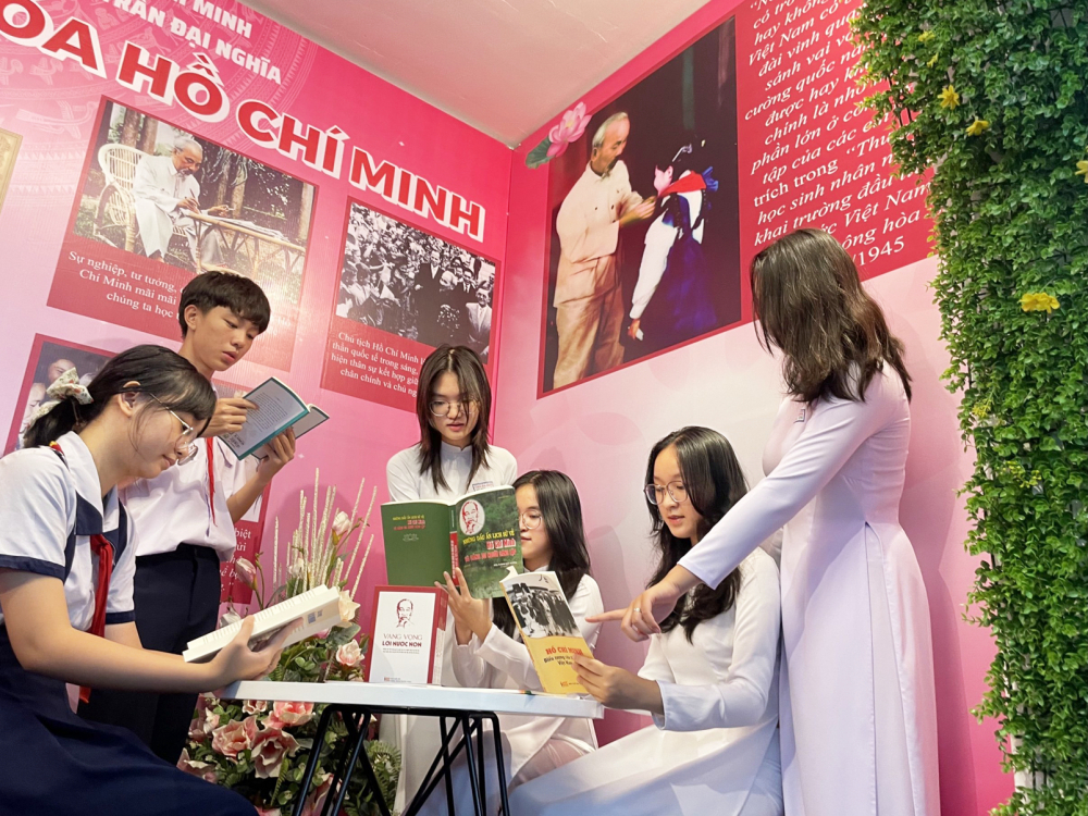 Không gian văn hóa  Hồ Chí Minh với nguồn tư liệu lớn về Bác Hồ tại Trường THPT Trần Đại Nghĩa (Q.1) được  học sinh tìm đến nghiên cứu phục vụ học tập - ẢNH: P.T.