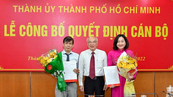 Đồng chí Phan Nguyễn Như Khuê trao quyết định của Ban Thường vụ Thành ủy TPHCM cho nhà báo Nguyễn Khắc Văn và đồng chí Bùi Thị Hồng Sương. Ảnh: VIỆT DŨNG
