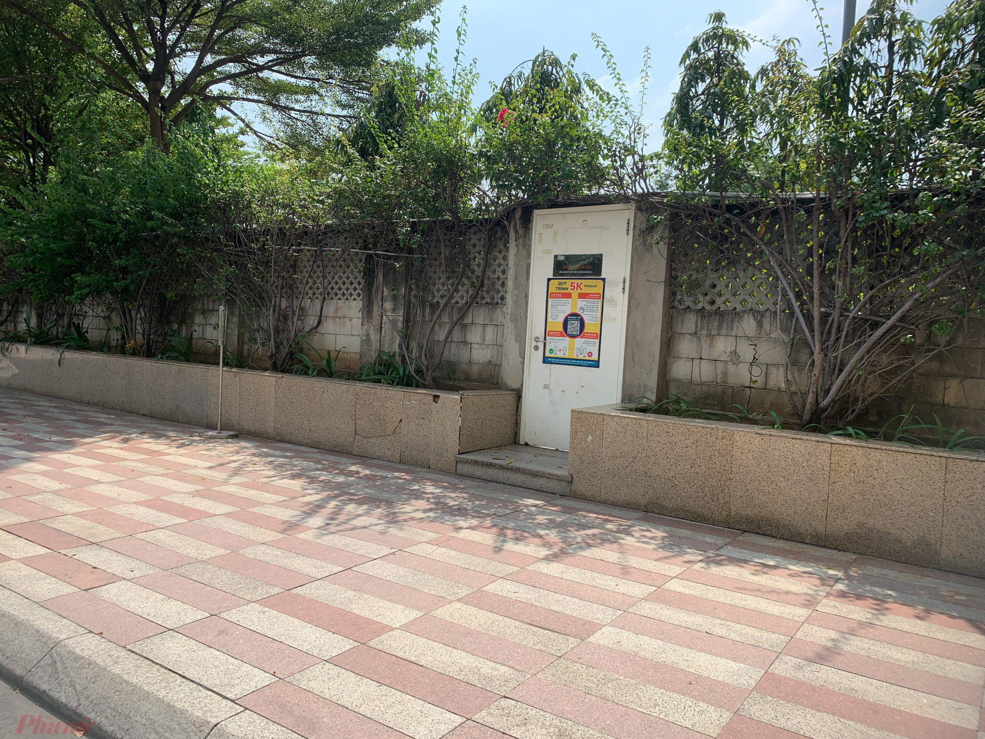 cánh cổng nhỏ rộng khoảng 1m, cao 2m được bố trí để phụ huynh dẫn bộ con em qua Trường phổ thông Song ngữ quốc tế (nằm bên khu Saigon Pearl).
