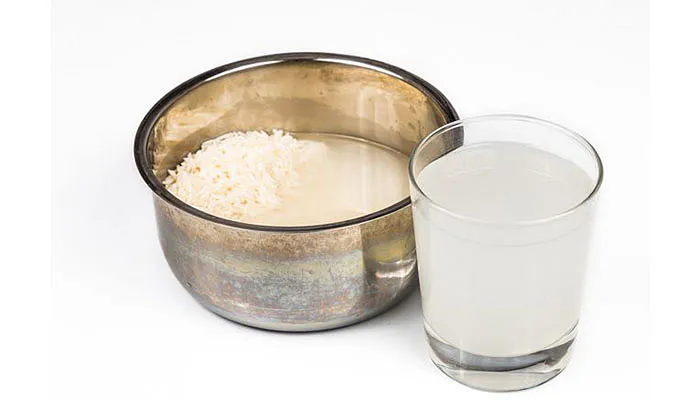 Gạo trắng  3/10 _ _ Mặt hàng chủ lực của Châu Á này là một kỳ quan đa mục đích.   Vo một ít ngũ cốc chưa nấu chín bằng nước ấm và chất tẩy rửa xung quanh bình hoa, máy xay và các bình khó tiếp cận - gạo hoạt động như một miếng cọ rửa tuyệt vời. 
