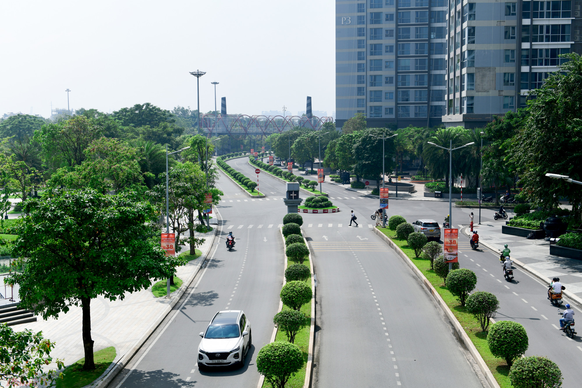Đường Trần Trọng Kim nằm trong khu đô thị Vinhomes có 6 làn xe, 2 bên được trồng nhiều cây xanh khá đẹp.