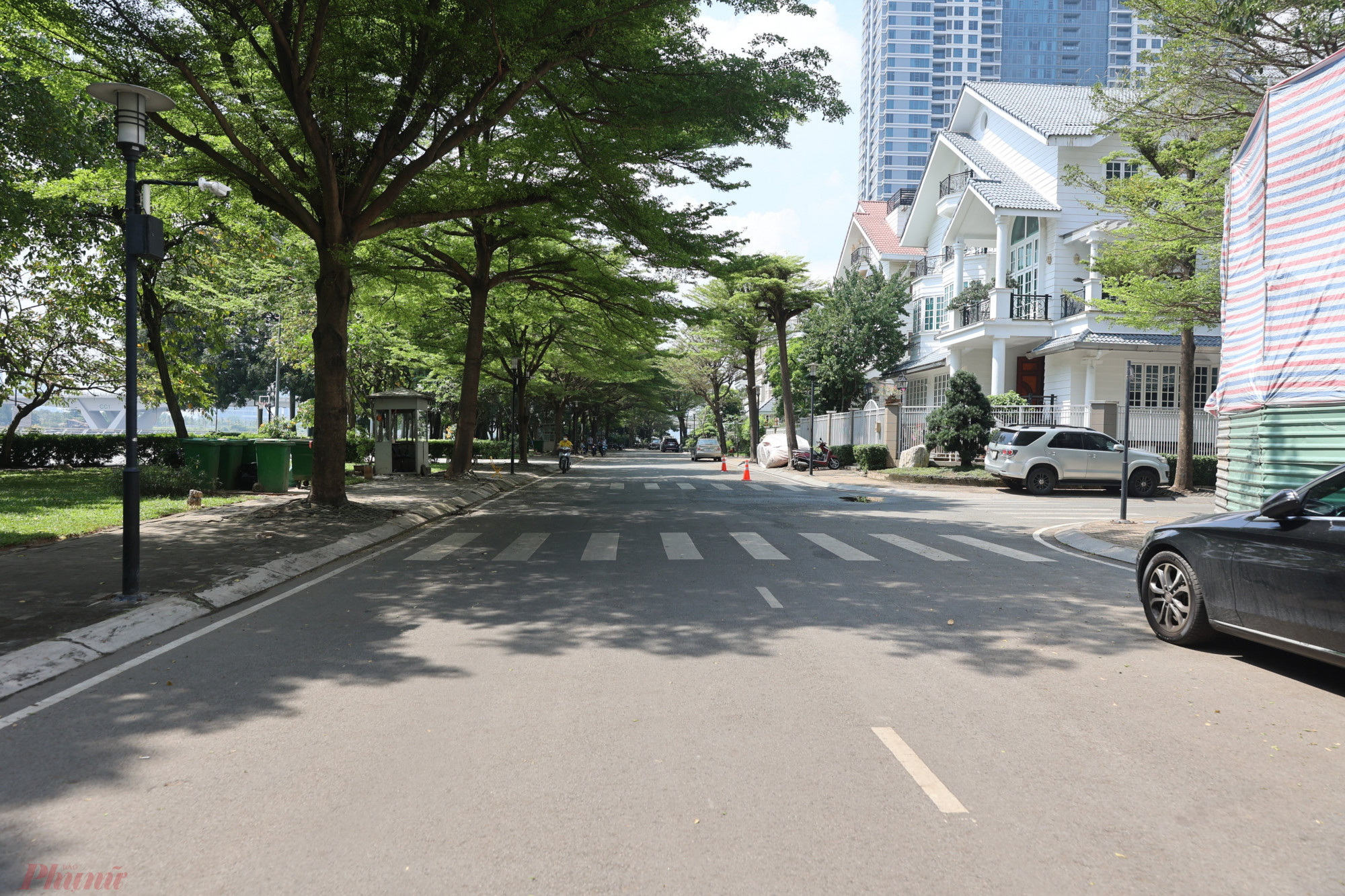 Ở con đường bên phía khu dân cư Saigon pearl rộng rãi, thông thoáng với nhiều cây xanh.