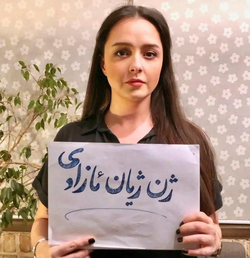 Nữ diễn viên hàng đầu của Iran Taraneh Alidoosti đã đăng một bức ảnh chân dung của mình trên Instagram mà không có khăn trùm đầu, đính kèm nội dung 'Phụ nữ, Cuộc sống, Tự do' bằng tiếng Kurd. 
