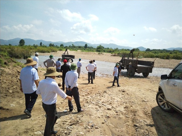 Đoàn công tác Bộ Nông nghiệp và Phát triển nông thôn đi khảo sát hồ thủy lợi Ia Thul.