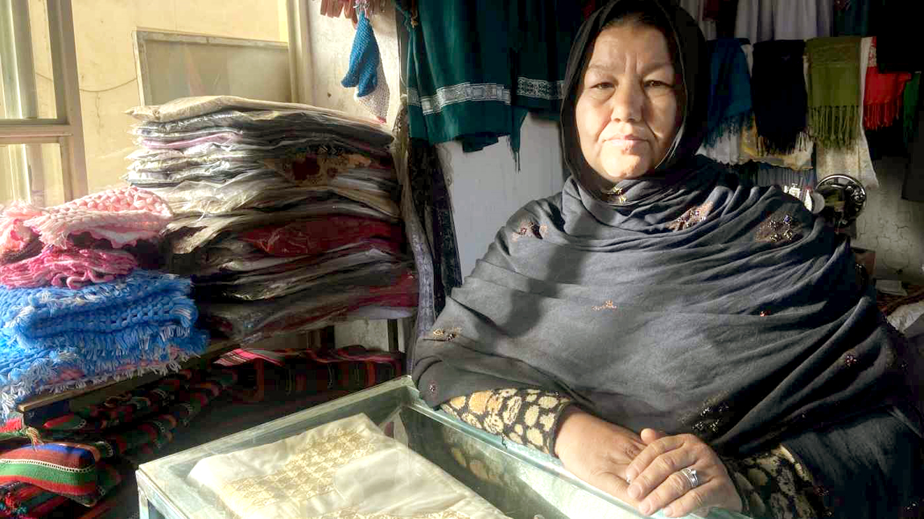 Hầu hết phụ nữ kinh doanh tại các chợ thủ công mỹ nghệ là trụ cột gia đình ở Afghanistan - ẢNH: KANIKA GUPTA