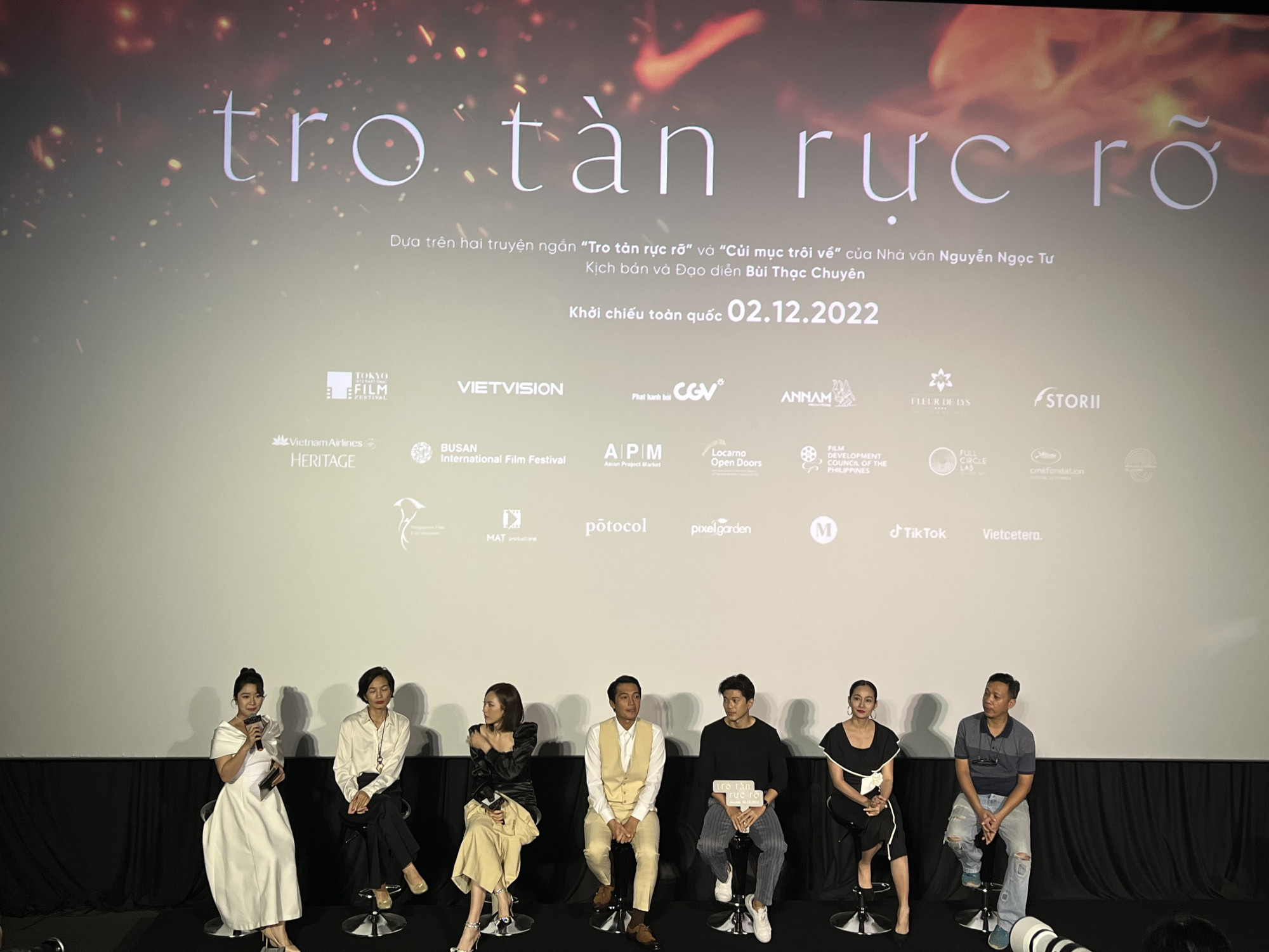 Buổi ra mắt đoàn phim Tro tàn rực rỡ ngày 10/11 thiếu đạo diễn Bùi Thạc Chuyên vì đang công tác tại Hà Nội