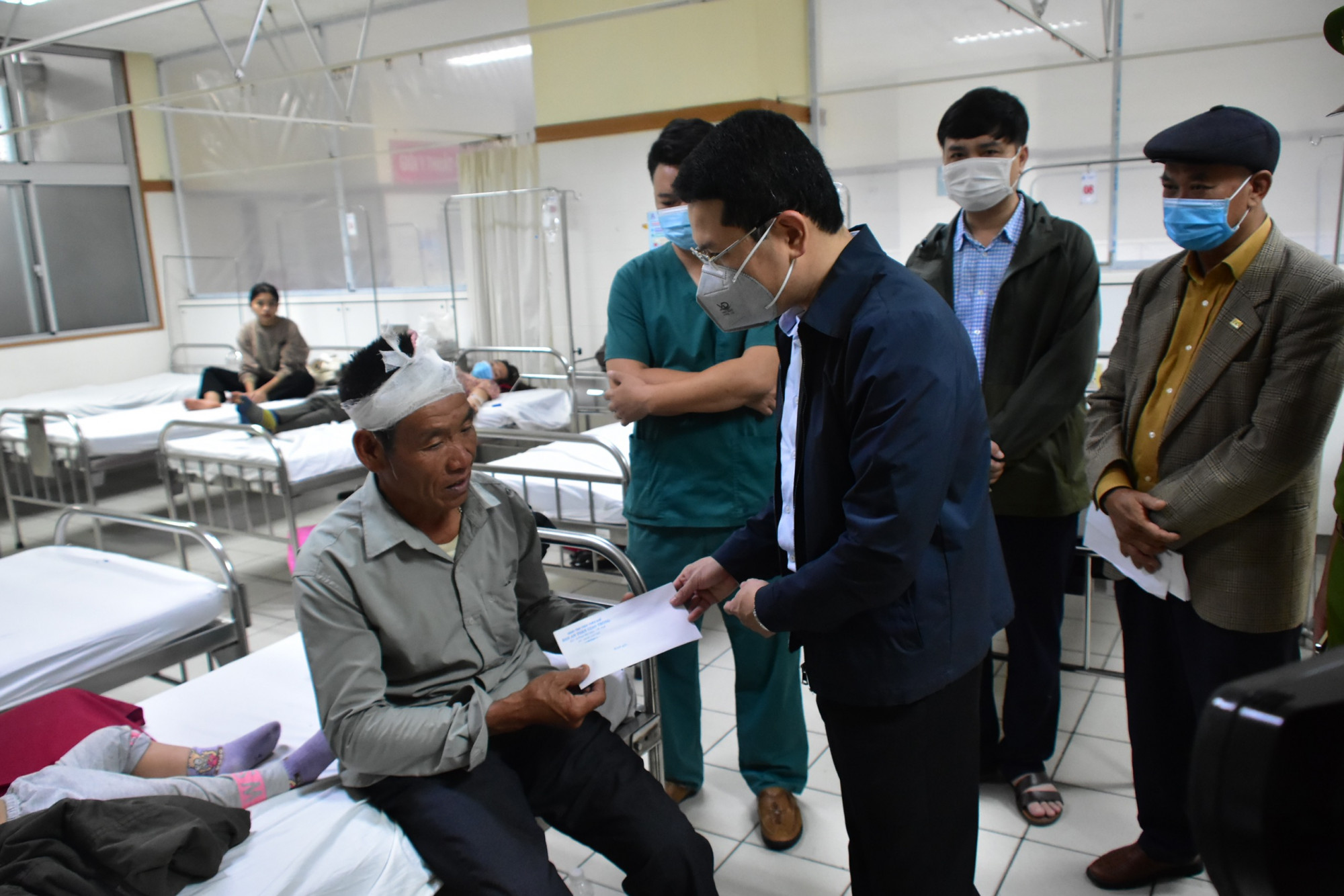 Ông Hoàng Hải Minh, phó chủ tịch UBND tỉnh Thừa Thiên- Huế đêm thăm hỏi, động viên các nạn nhân tại Khoa cấp cứu Bệnh viện Trung ương Huế