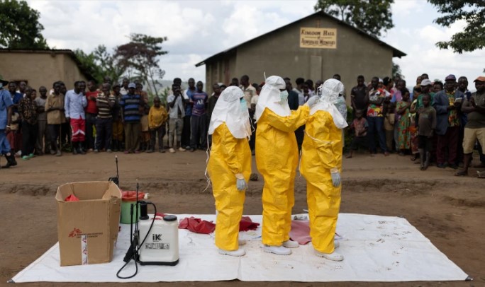 Theo số liệu của chính phủ từ Chủ nhật, 53 người ở Uganda đã chết vì Ebola trong số 135 trường hợp nhiễm trùng được biết đến [Tập tin: Luke Dray / Getty Images)