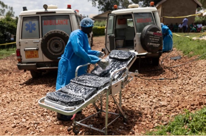 Các nhân viên của Hội Chữ thập đỏ dọn dẹp xe cứu thương trước khi vận chuyển nạn nhân Ebola đến bệnh viện ở Mubende, Uganda [Tập tin: Luke Dray / Getty Images]