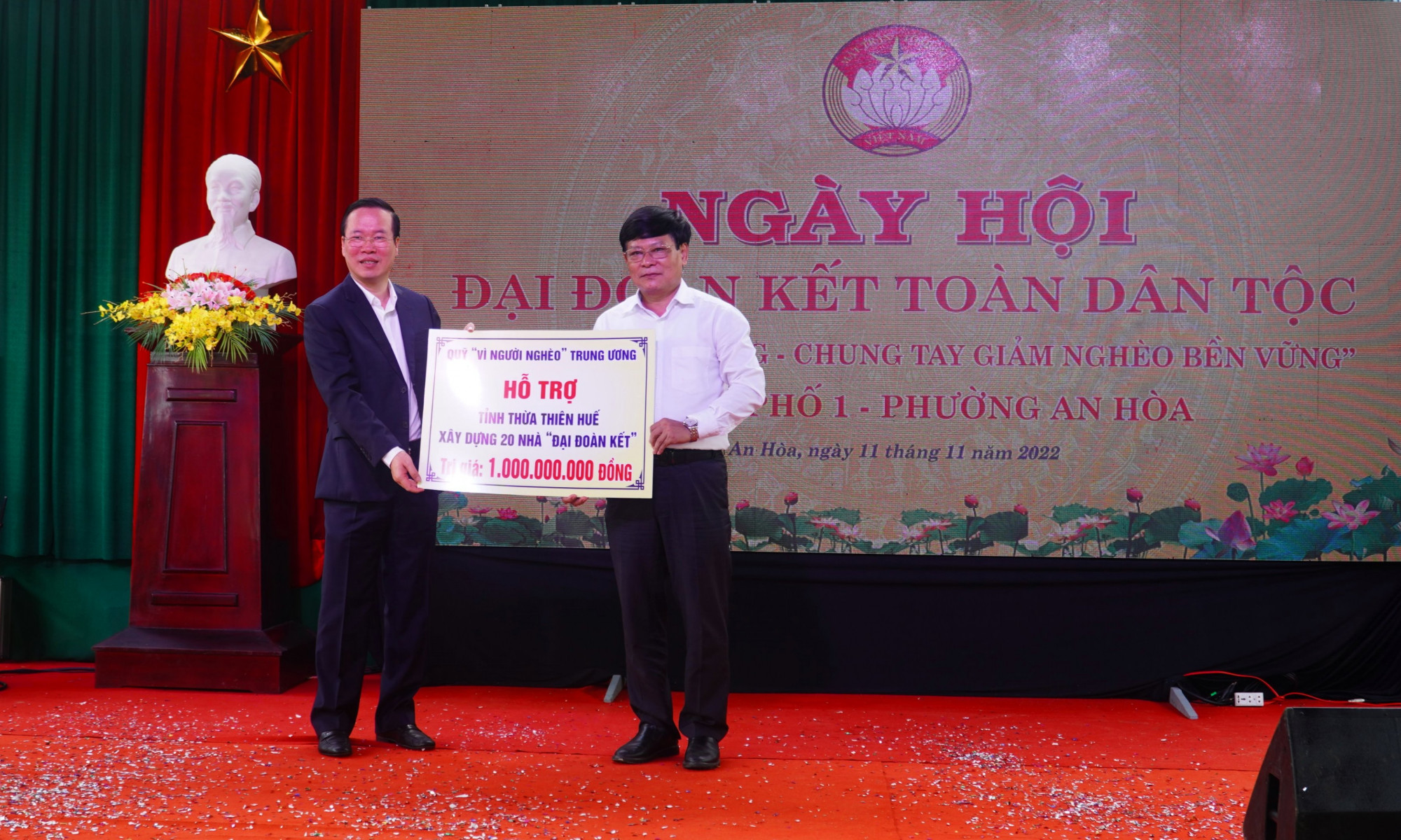 Chủ tịch Ủy ban MTTQ Việt Nam tỉnh Thừa Thiên- Huế đã đón nhận bảng tượng trưng 20 ngôi nhà Đại đoàn kết do đồng chí Ủy viên Bộ Chính trị, Thường trực Ban Bí thư tặng