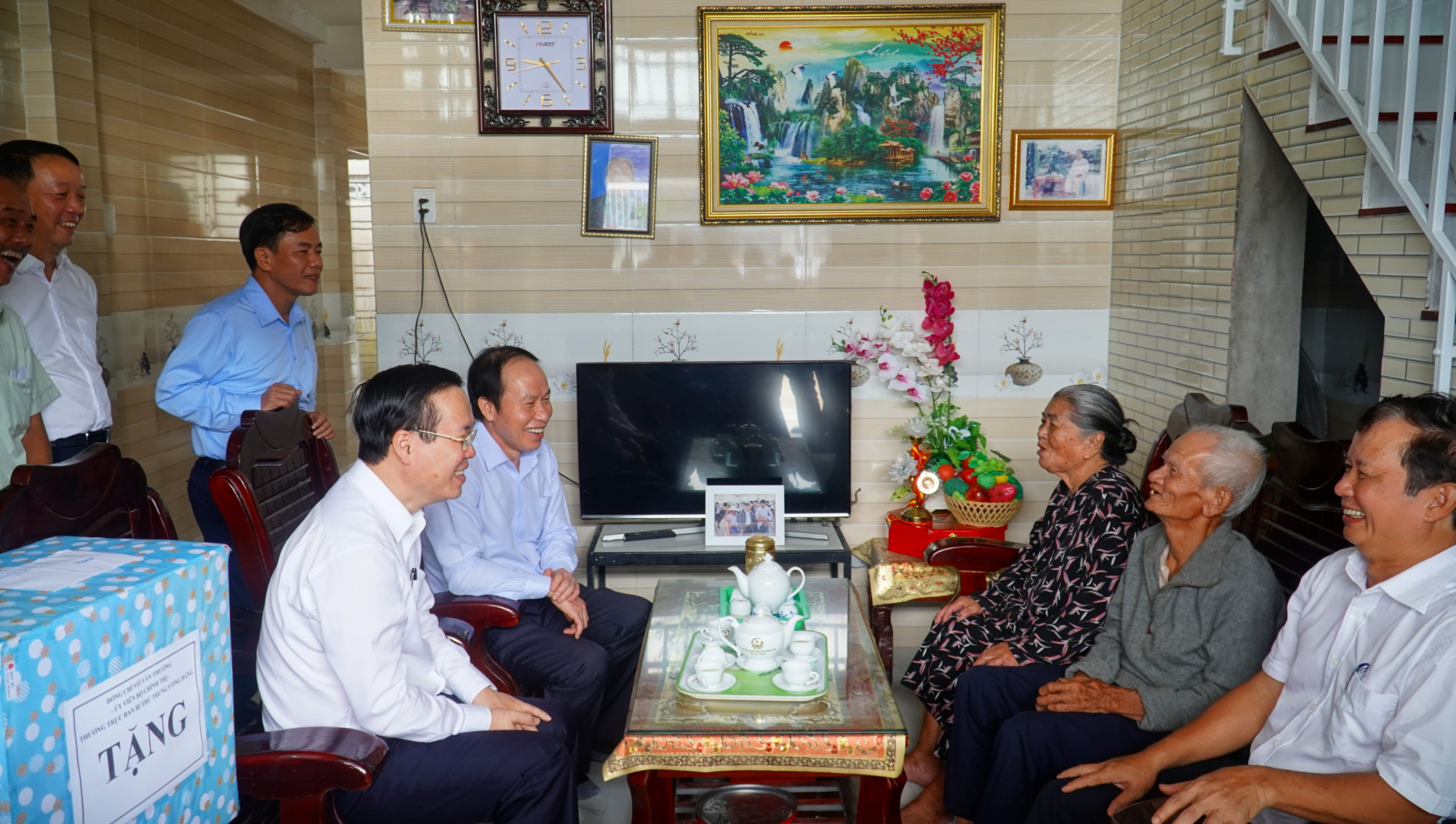 đồng chí Võ Văn Thưởng đã đến thăm hỏi, động viên gia đình ông Lê Văn Giây và Hồ Văn Cự tại khu tái định cư Hương Sơ,