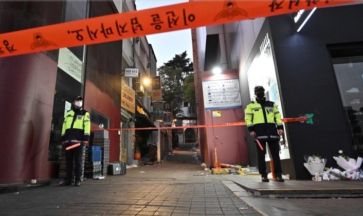 Cảnh sát đứng gác tại hiện trường bị quây kín của đám đông chết chóc trong lễ hội Halloween ở quận Itaewon, Seoul vào ngày 1 tháng 11. AFP-Yonhap