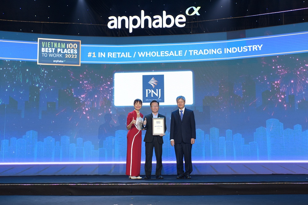Ông Nguyễn Anh Hùng - Giám đốc cao cấp nguồn nhân lực PNJ - vinh dự nhận giải thưởng Top 1 “Nơi làm việc tốt nhất Việt Nam” trong ngành bán lẻ - Ảnh: PNJ