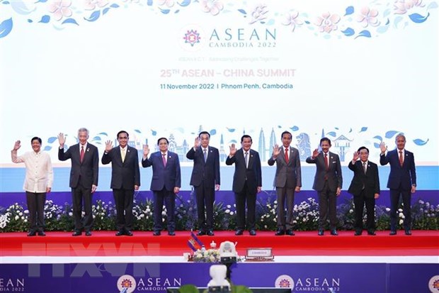 Trưởng đoàn các nước ASEAN và Thủ tướng Trung Quốc Lý Khắc Cường chụp ảnh chung. (Ảnh: Dương Giang/TTXVN)