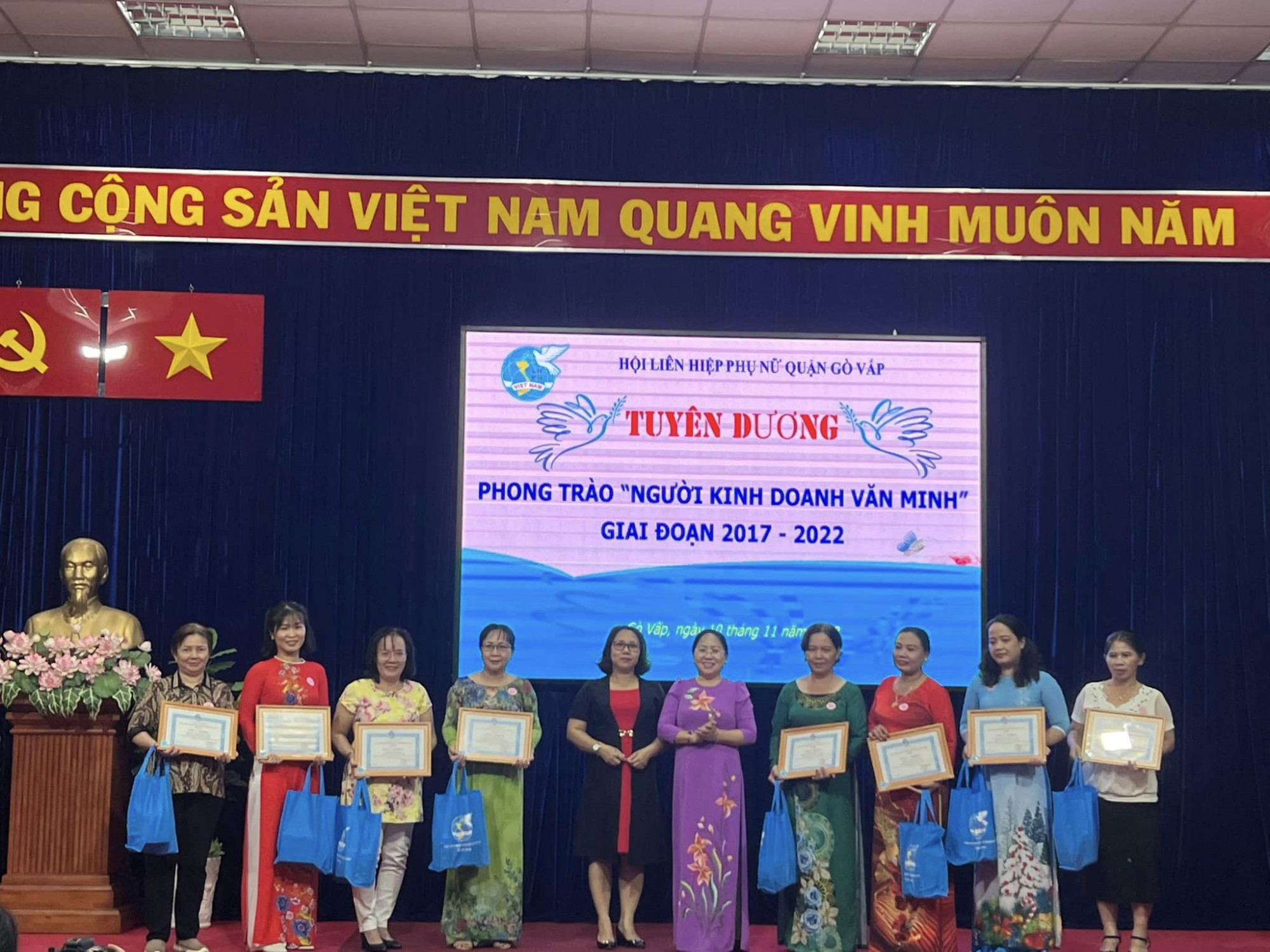 Hội LHPN quận khen thưởng cá nhân tiêu biểu trong thực hiện phong trào Người kinh doanh văn minh 