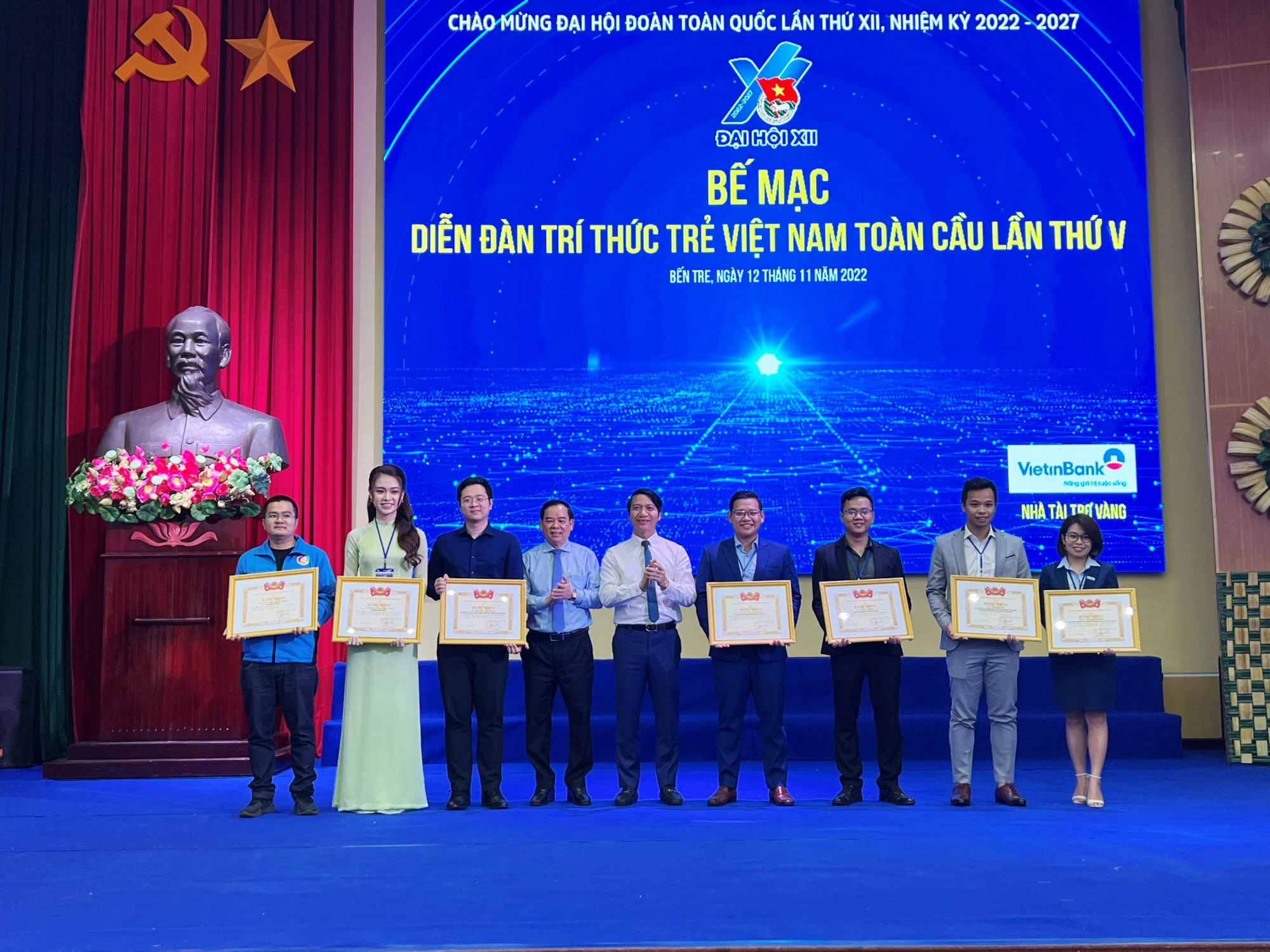 Ban tổ chức tặng Bằng khen cho các cá nhân có thành tích xuất sắc trong tổ chức Diễn đàn trí thức trẻ Việt Nam toàn cầu lần thứ V.