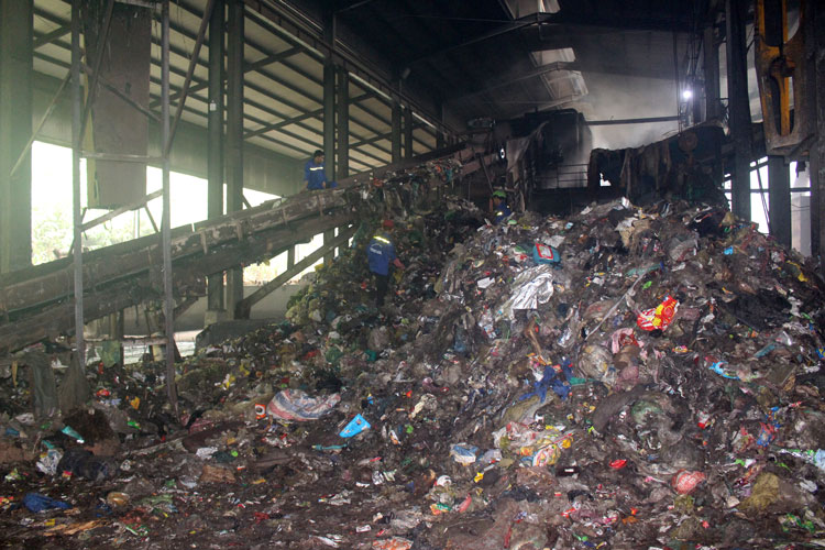 Bên trong nhà máy xử lý rác của Công ty Cổ phần Môi trường Xanh Friendly - Ảnh: Báo Lâm Đồng