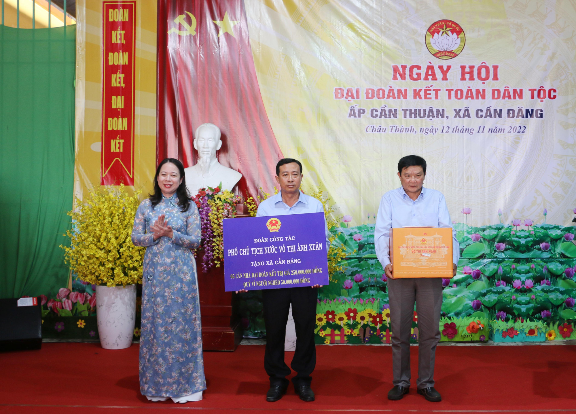Phó Chủ tịch nước Võ Thị Ánh Xuân và đoàn công tác trao tặng quà cho tỉnh An Giang
