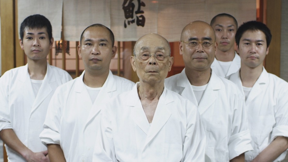 Vua sushi Jiro Ono (giữa) cùng con trai Yoshikazu Ono (phải) và các đầu bếp nam tại nhà hàng sushi Sukiyabashi Jiro Honten - Ảnh: 