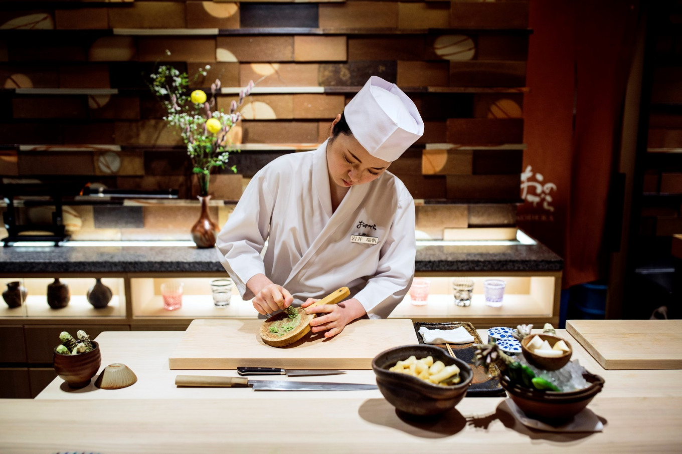 Nhật có đến 30.000 nhà hàng sushi nhưng chưa đến 10% đầu bếp sushi là phụ nữ - Ảnh: Behrouz Mehri/AFP