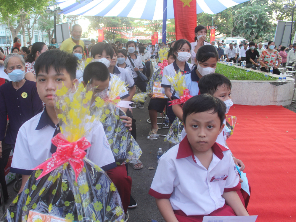 Ban tổ chức Ngày hội đã trao tặng quà cho trẻ em có hoàn cảnh khó khăn ở địa phương